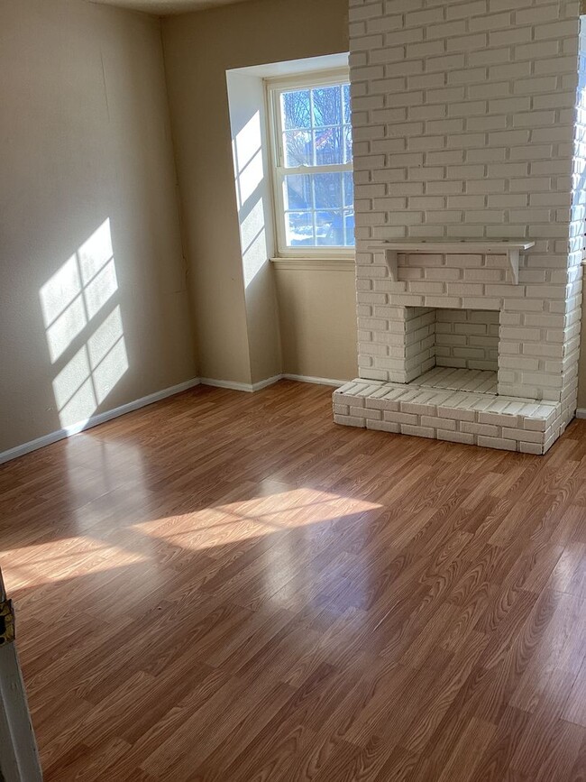 Building Photo - 213 Briar Mills Dr