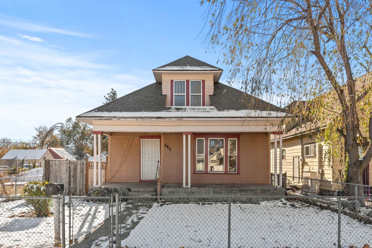 Primary Photo - HUGE! 3 Bedroom Home with large fenced bac...