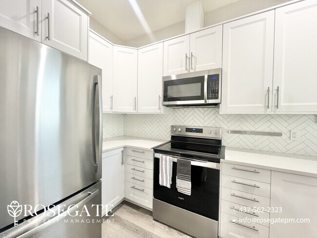 Photo du bâtiment - Spacious 2-Bedroom Retreat in the Heart of...