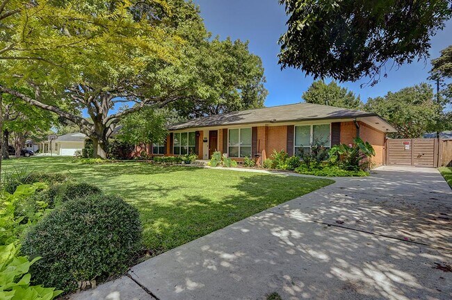 Foto del edificio - 806 Westwood Dr