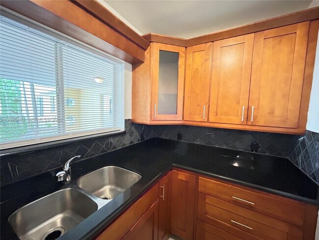 Foto del edificio - 2880 Pine Tree Dr