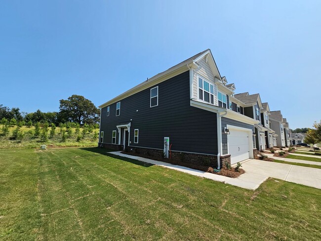 Foto del edificio - Like New End-Unit townhome in Monroe