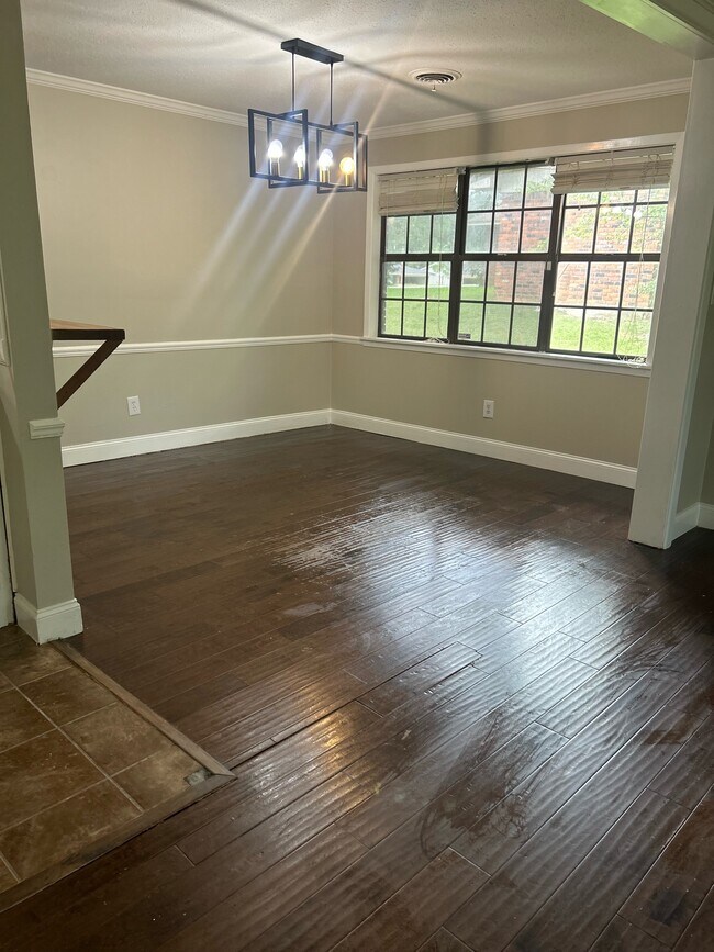 Foto del edificio - 2302 Crestwood Dr