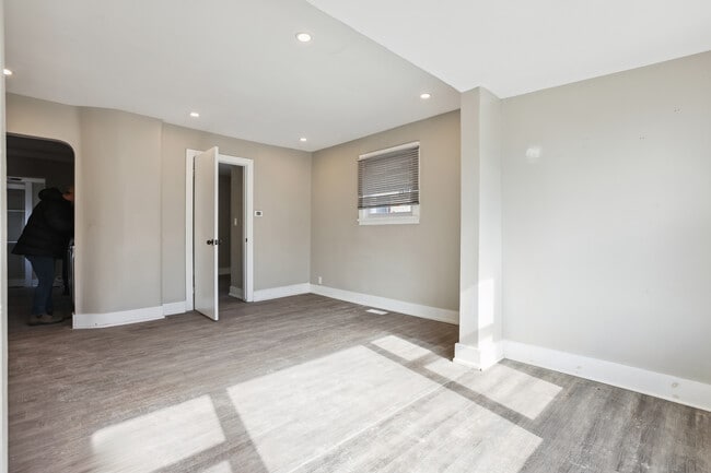 Building Photo - 1 Bed / 1 Bath Main Floor Unit – $1,425/mo...