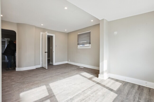 Photo du bâtiment - 1 Bed / 1 Bath Main Floor Unit – $1,425/month – All Inclusive!