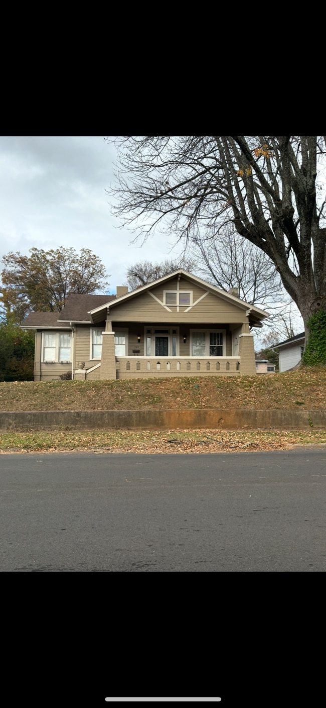 Building Photo - 103 E 8th Ave
