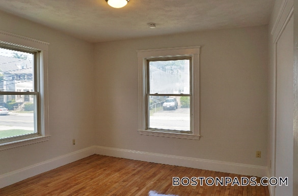 Building Photo - 381 Crescent St