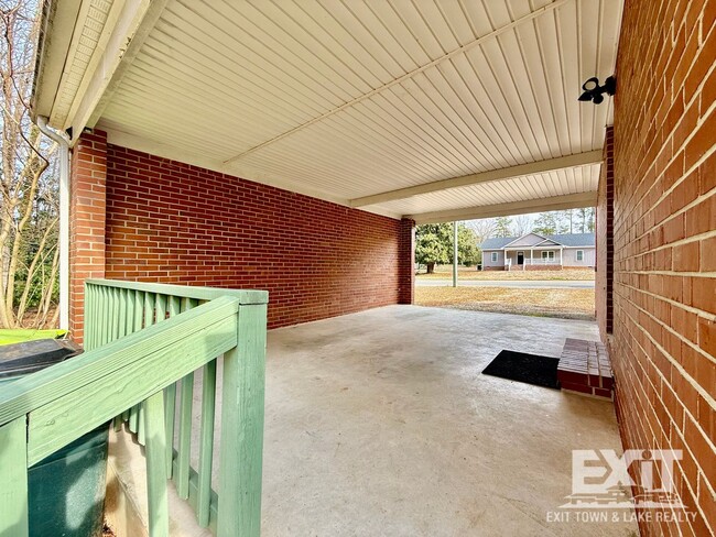 Building Photo - Conveniently Located 3 Bedroom, 1 Bath Hom...