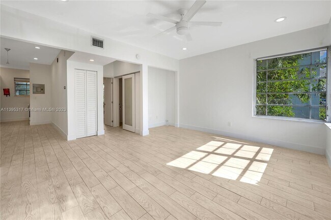 Building Photo - 905 Michigan Ave