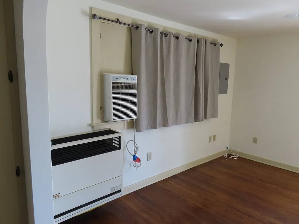 Primary Photo - 221 N Fern Ave