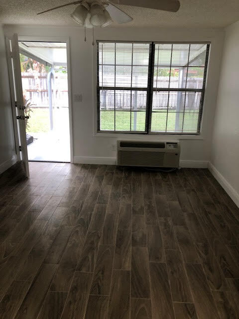 Foto del edificio - 4061 E Michigan St