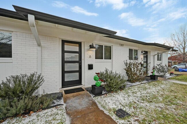 Foto del edificio - 1307 Falcon Cove