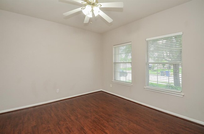 Foto del edificio - 2707 Roaring Oaks Ln