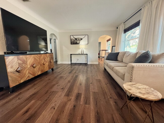 Photo - 911 James Ave S House