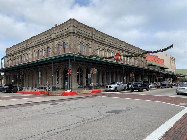 Building Photo - 2116 1/2 Strand St