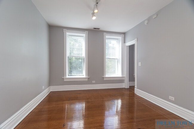 Building Photo - 1148 W Addison St