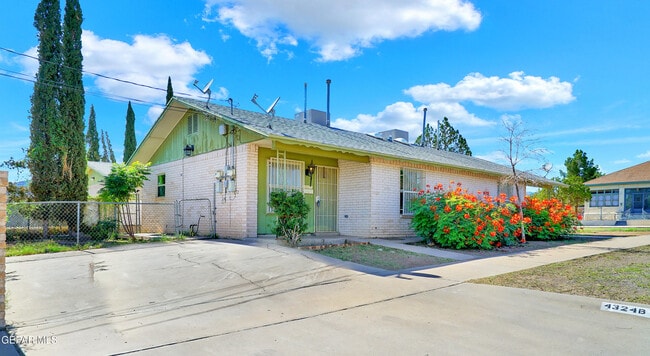 Building Photo - 4324 La Luz Ave