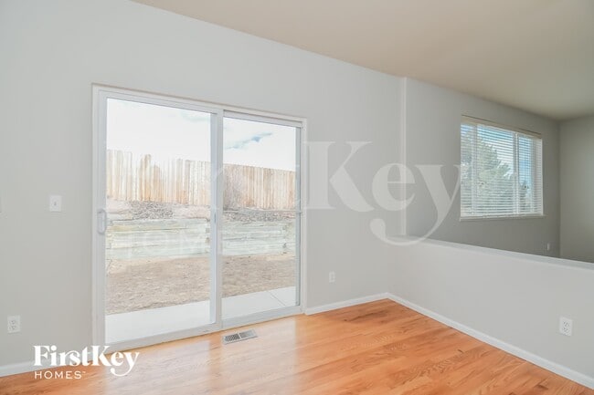 Foto del edificio - 5660 Rose Ridge Ln