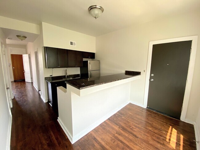 Foto del edificio - 2647 W Augusta Blvd