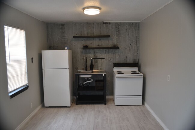 Foto del edificio - **NEWLY REMODELED DUPLEX 1 BD/ 1BTH** CALL...