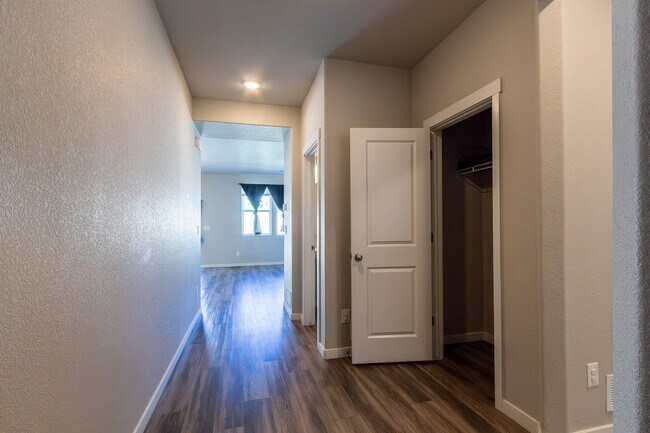Foto del edificio - 8136 Lookout Ct