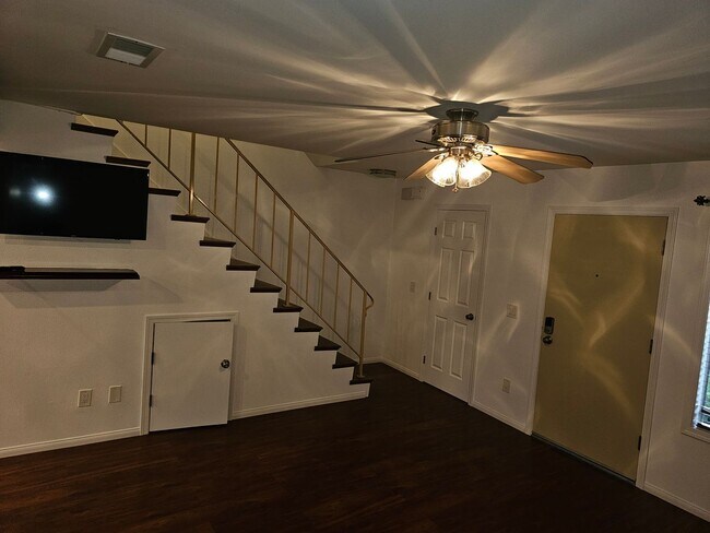 Foto del edificio - Remodeled 2bedroom 1.5 Bath Townhouse