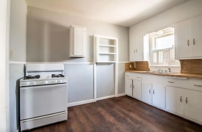 Building Photo - Great 3 Bedroom 1 bathroom house close to ...