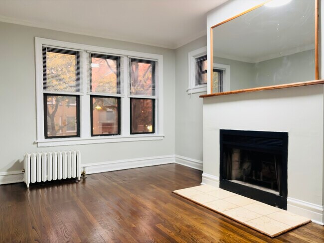 Building Photo - 635 W Roscoe St