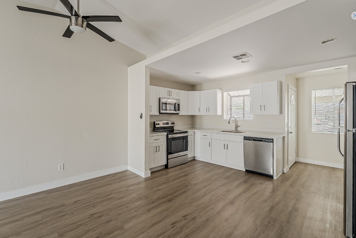 Beautifully remodeled 2bed/2ba Townhome - Ask about our Move-in Specials - Beautifully remodeled 2bed/2ba Townhome - Ask about our Move-in Specials