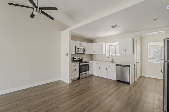 Building Photo - Fully Remodeled!! MOVE-IN SPECIAL: 1 Month FREE Rent