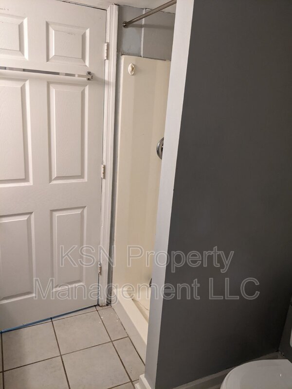 Building Photo - 2406 Paulsen St