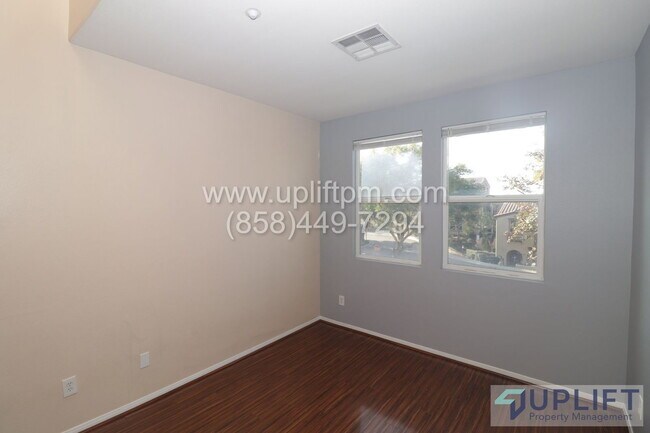 Foto del edificio - 4300 Newton Ave