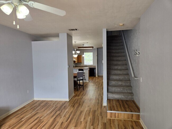 Building Photo - Beautiful 2BR/2BA townhome in a great loca...