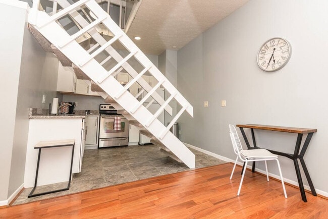 Building Photo - 964 Pavilion St