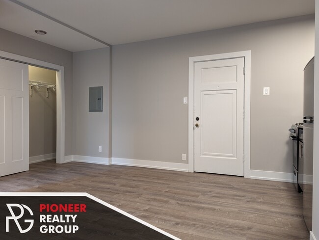 Building Photo - 4542 N Damen Ave