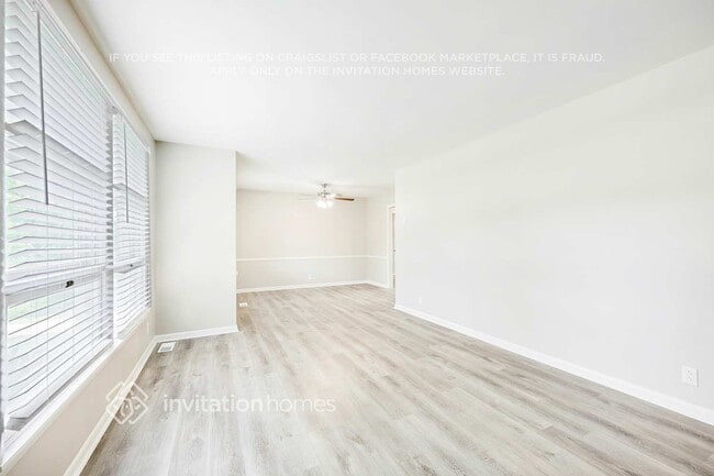 Foto del edificio - 562 Whispering Hills Dr