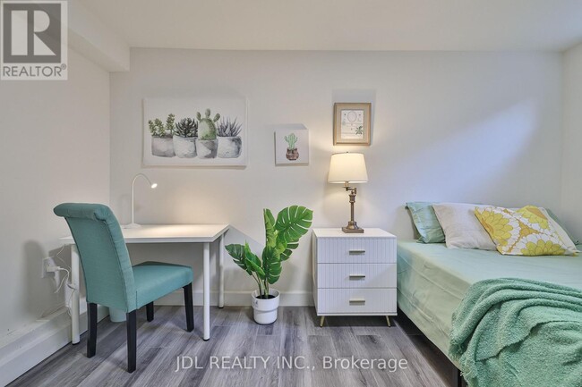 Photo du bâtiment - 5 Sorauren Ave