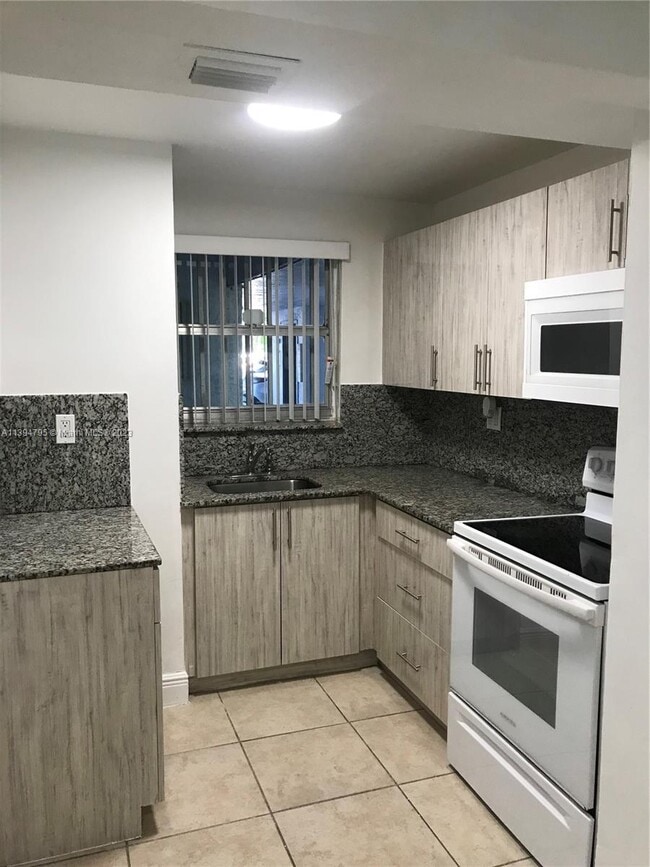 Building Photo - 210 Fontainebleau Blvd