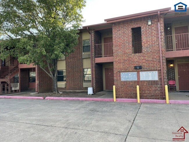 Building Photo - 1912 SW D Ave