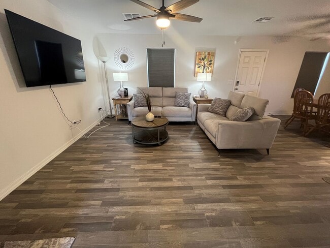 Foto del edificio - 3BR Fully Furnished Vacation Rental Utilit...
