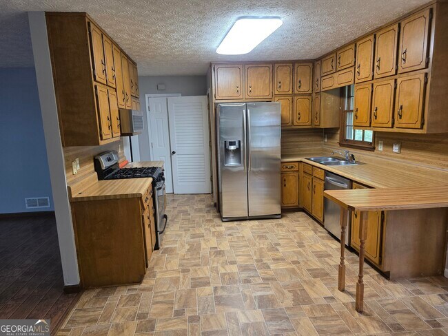 Foto del edificio - 214 Candler Rd