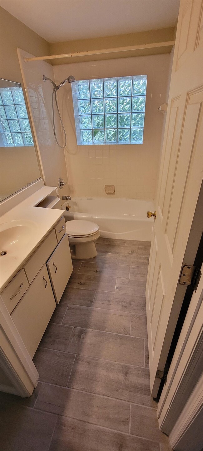 Building Photo - 305 Raintree Trail