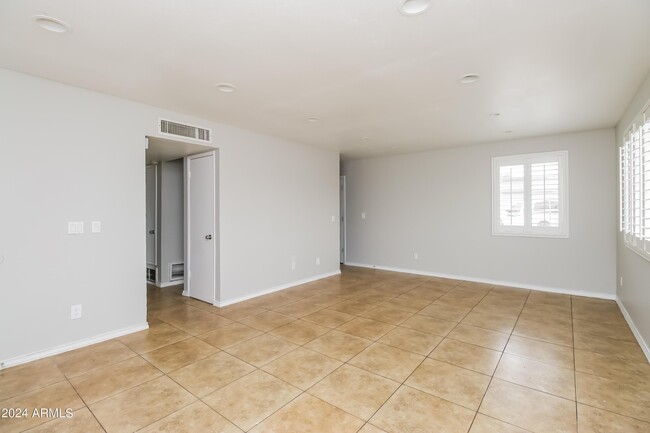 Building Photo - 1227 E Wayland Dr