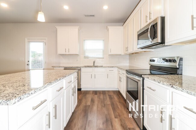 Building Photo - 2848 McKenzie Dr