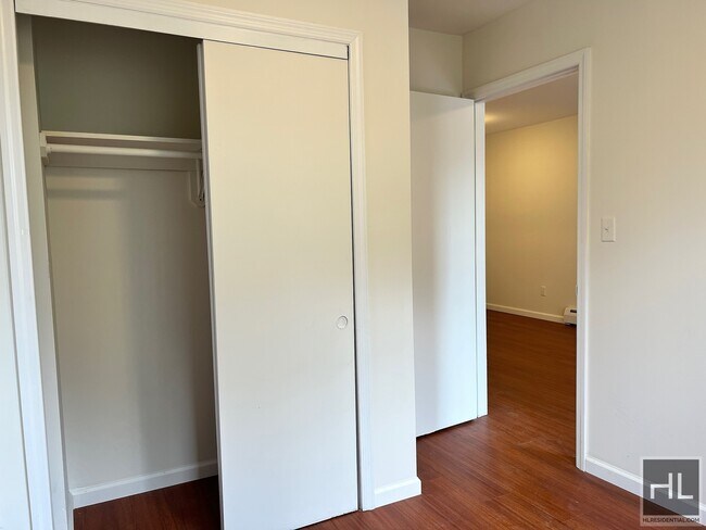 Building Photo - Spacious 3 Bed 2 Bath MIDDLE VILLAGE!!!