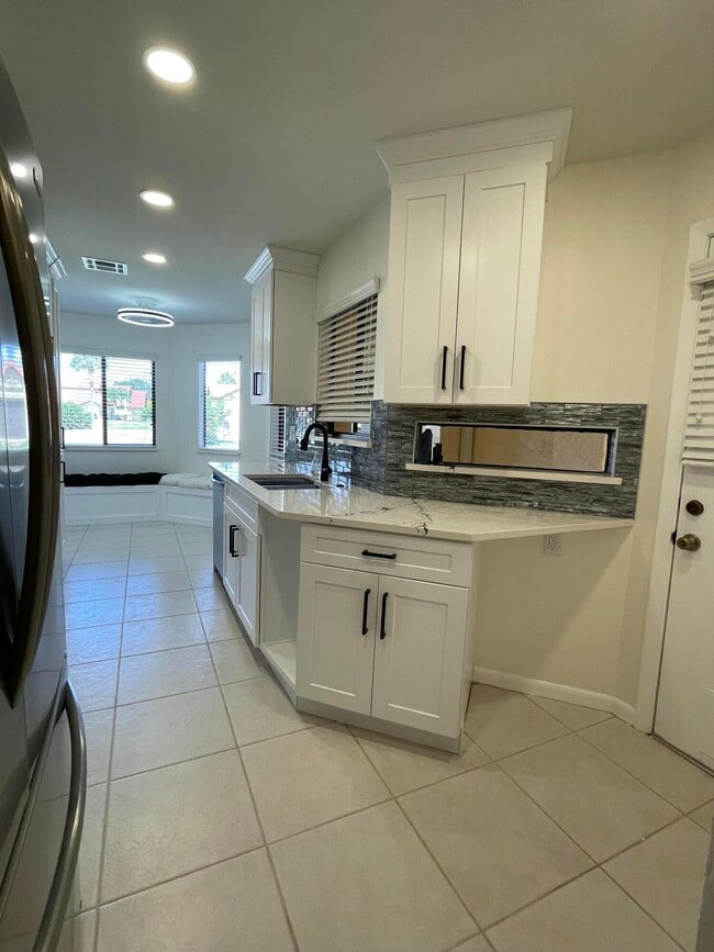 Building Photo - 613 Manatee Dr