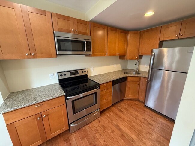 Foto del edificio - Renovated 2-Bedroom Apartment in the Heart...