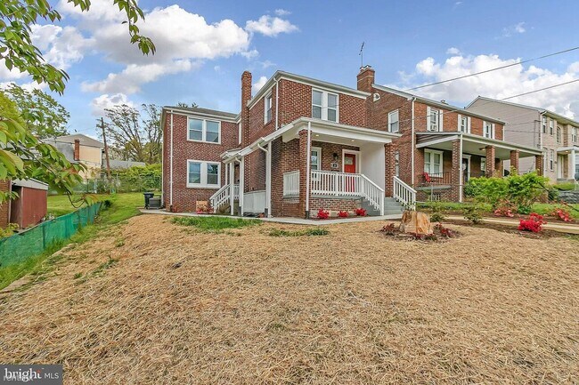 Building Photo - 2 br, 1 bath Duplex - 235 Division Avenue ...