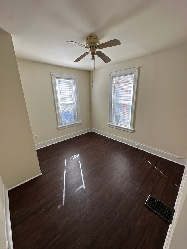 Building Photo - 446 Shelton St