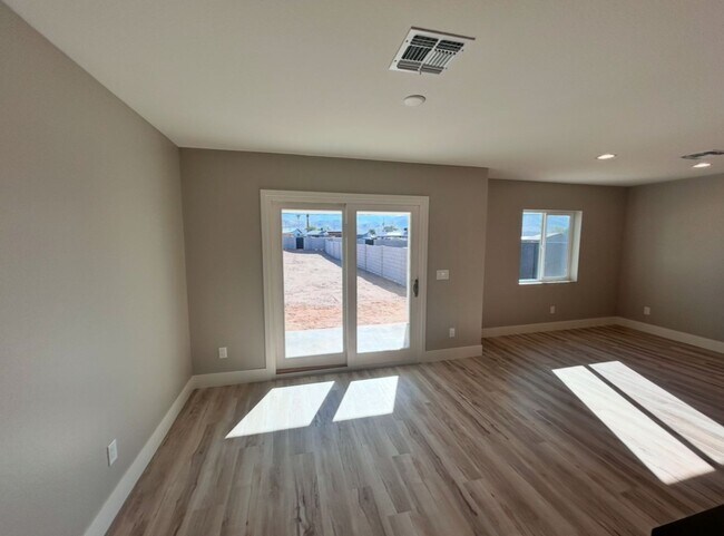 Foto del edificio - Beautiful New 3 Bedroom Phoenix home with Den/Loft! No HOA